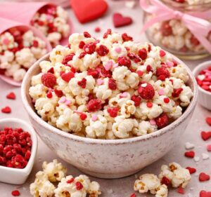 Przekąski na walentynki – popcorn w białej czekoladzie z malinami